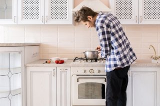 夫にも積極的に台所に立ってもらおう（写真:iStock）