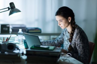 知的で落ち着いたイメージの女性に惹かれる（写真:iStock）