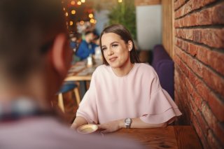 話している内容にも注意（写真:iStock）