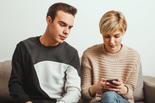 プライドが高い男性は別れの予感で嫉妬深く（写真:iStock）