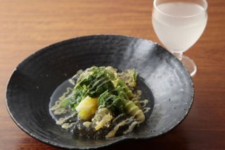 「春野菜と山菜の酢味噌和えジュレ」ほろ苦さと香りを味わう