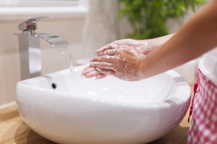 まず手を洗う（写真:iStock）