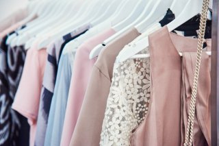 ガーリーすぎる服はもう卒業（写真:iStock）