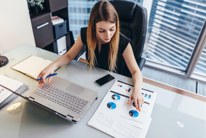 仕事が忙しくて恋愛どころじゃない（写真:iStock）