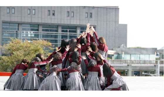 欅坂46でも木を表す振付けなどメンバーが一体となって表現してきた／欅坂46公式サイトオフィシャルレポート（16年12月8日付）より