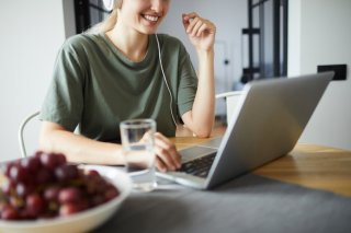 いつものテレビ電話も新鮮になる（写真:iStock）