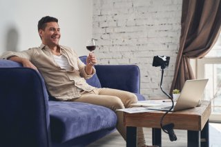 オンライン飲みはほどほどに（写真:iStock）