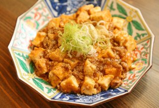 「厚揚げの麻婆豆腐」揚げにしみ込んだピリ辛がたまらない