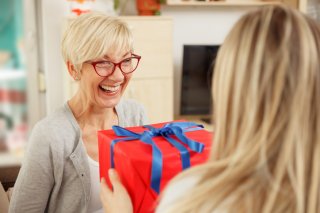 贈り物を渡しても…（写真:iStock）