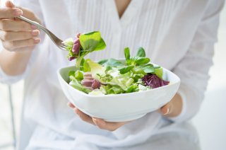 食生活や飲酒習慣も見直したい（写真:iStock）