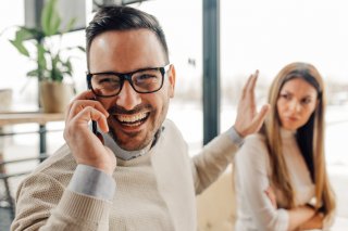 なーんか怪しい…（写真:iStock）