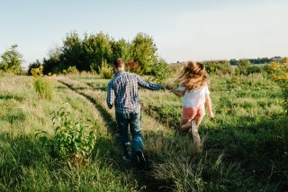 密を避けてお散歩デート（写真:iStock）