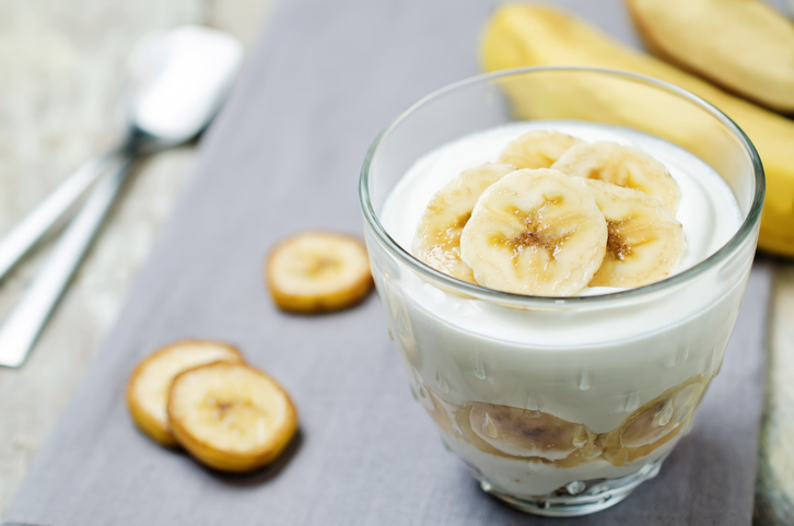朝ごはんの定番ヨーグルトとバナナ（写真:iStock）