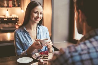 聞き上手で褒め上手な女性が選ばれる（写真:iStock）