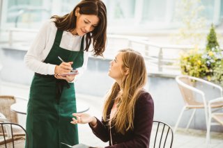 店員さんへの対応も見られてる（写真:iStock）