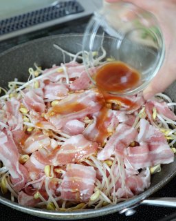 豆もやしが肉汁をあますことなく受け止めます