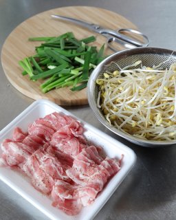 豚肉の下味はトレーの上で行うと洗い物が減るよね