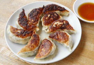 市販の皮で作る「焼き餃子」誰でも簡単にカリッと焼ける方法