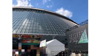 欅坂46待望の東京ドーム公演に国内だけでなく海外からも多くのファンが駆けつけた。結成日（20150821）からドーム公演日（201901819）の日付けが入った看板も／（写真:こじらぶ）