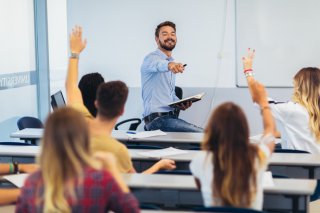 コミュ力抜群の外国人教師にキュン♪（写真:iStock）