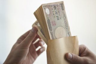 月100万円の大盤振る舞い（写真:iStock）