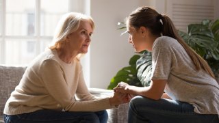 娘が大好きな母（写真:iStock）