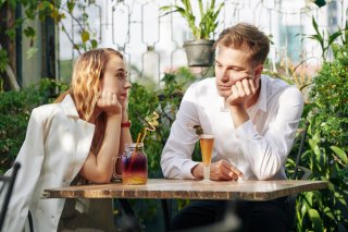 会話が続かない…（写真:iStock）