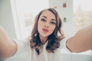 キスする場所を選ぶのも大人女子のマナー（写真:iStock）