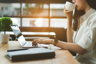 仕事ばかりの彼女にヤキモキ（写真:iStock）