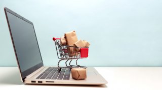 賢くお買い物しましょ（写真:iStock）