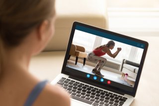 動画で正しいスクワットの仕方をマスター（写真:iStock）