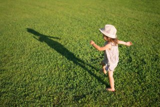 裸足で気持ちよさそう（写真:iStock）