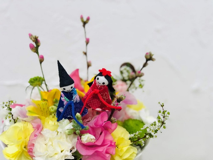 スーパーでも買えるお花で手持ちのお皿に盛った「花のひな壇」を作っても楽しい（写真:iStock）