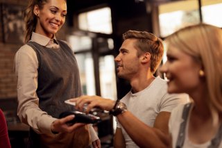 お店の人に「ありがとう」って言える人っていいよね（写真:iStock）