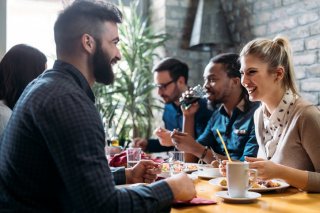 男性と話す機会を増やそう（写真:iStock）