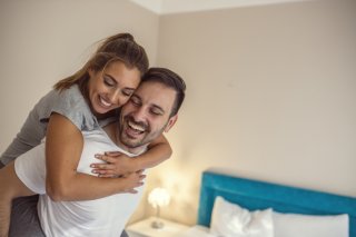 妻の笑顔が夫を癒す（写真:iStock）