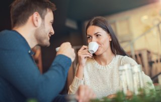 相手の目を見つめて会話を（写真:iStock）