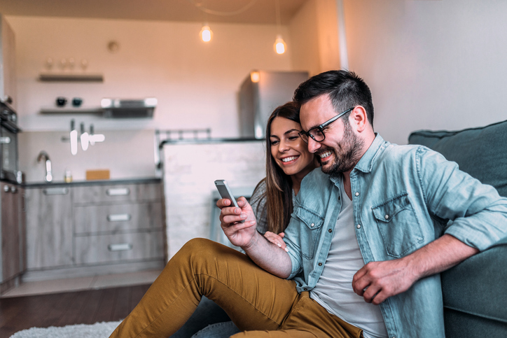 「何見てるの?」作戦で急接近(写真:iStock)