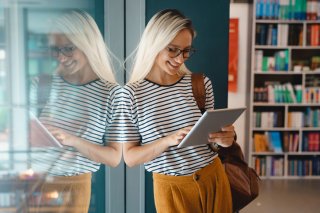 メガネでイメージチェンジ♡（写真:iStock）