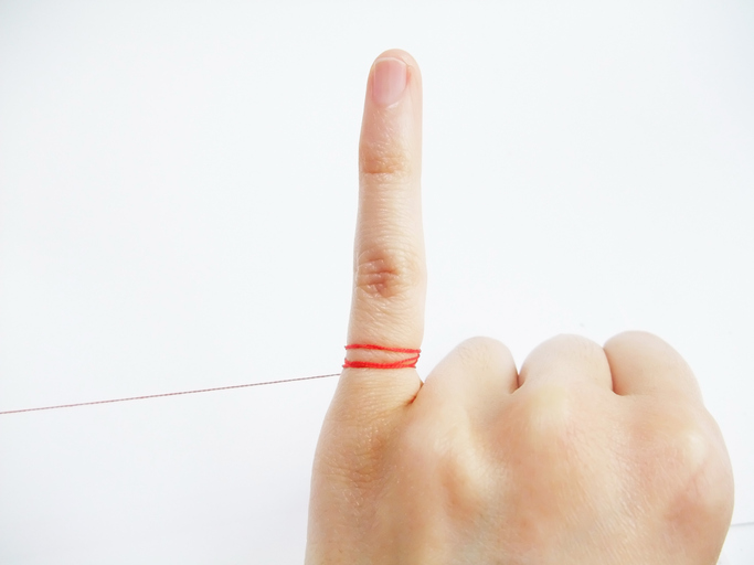 “運命の赤い糸”を使って♡（写真:iStock）