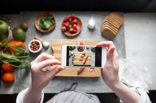 自炊料理を」SNSに（写真:iStock）