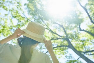 帽子で髪の日焼けを防ぐ（写真:iStock）