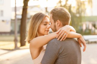 ハグはするけど、キスはまだ（写真:iStock）