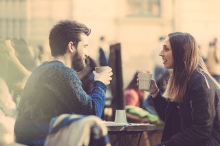 同性の第三者に自分を売り込んでもらう（写真:iStock）