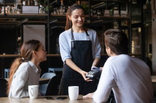 店員さんへの対応はよーく見ておいて（写真:iStock）