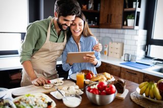 二人でレシピを探してみても（写真:iStock）