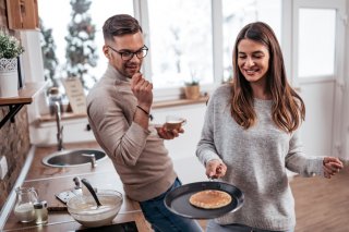 彼氏の胃袋を掴んで♡（写真:iStock）