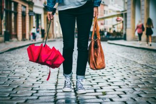 雨の日のデニムは色落ち＆嫌な臭いがしてしまうかも（写真:iStock）