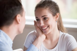 頬を触るのは愛おしいと思う証拠かも♡（写真:iStock）