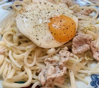 ナンプラーで味付けした焼きうどんにもネオ目玉焼きをのせて（C）コクハク